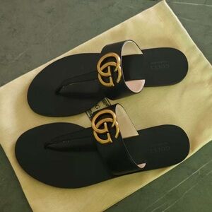 Gucci Black Leather Thong Sandals with Gold Double G